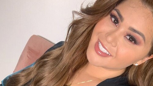 Gomita se queda sin cejas y muestra el resultado