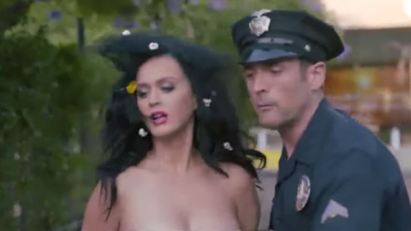 Con tal de que la gente salga a votar, ¡Katy Perry se desnudó!