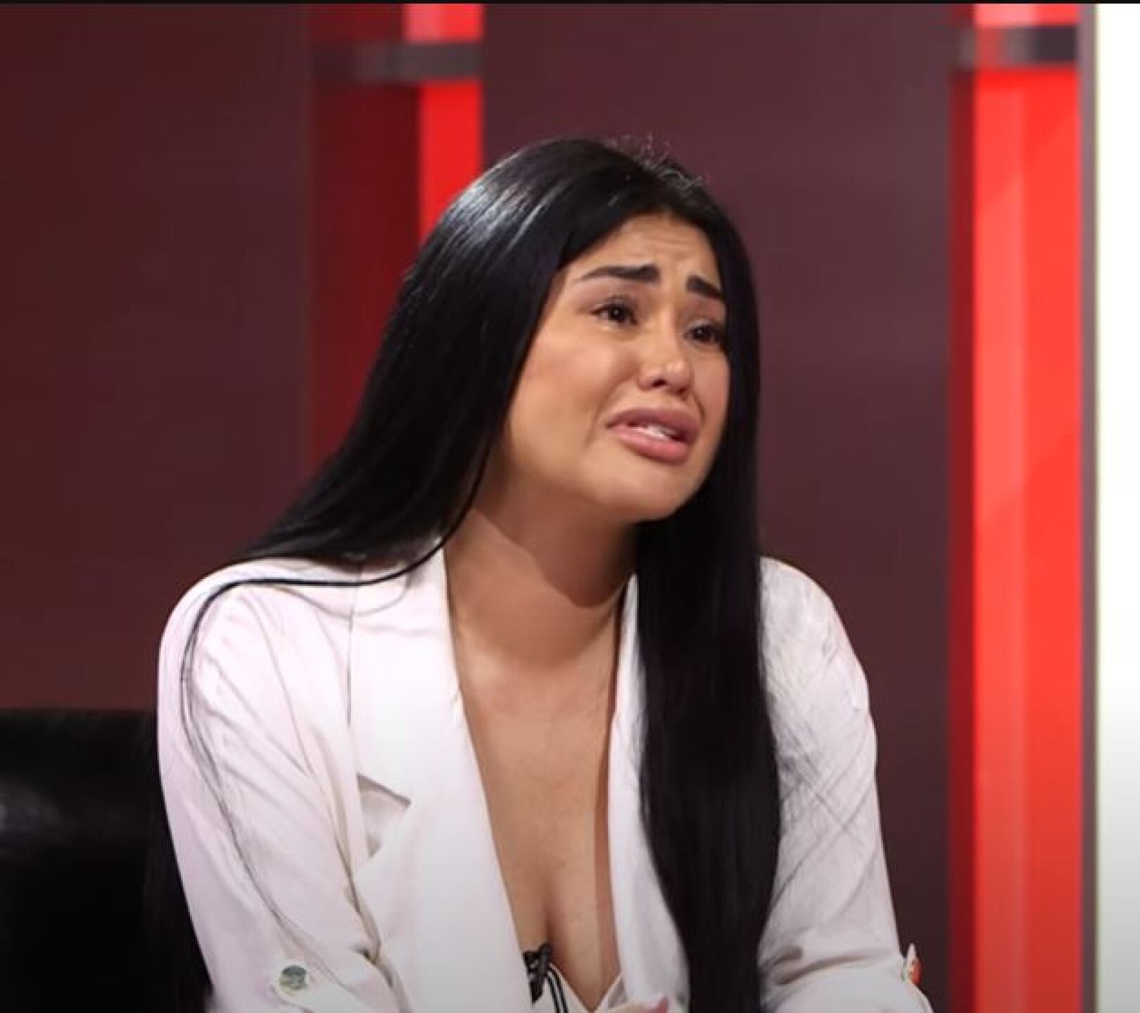 Gomita entre lágrimas reveló que teme por su vida; su padre quedó libre tras golpearla