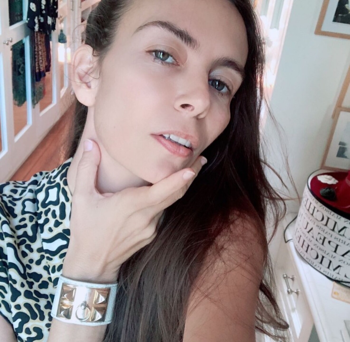 Sasha Sokol posando para redes sociales en su casa con la mano en su cara