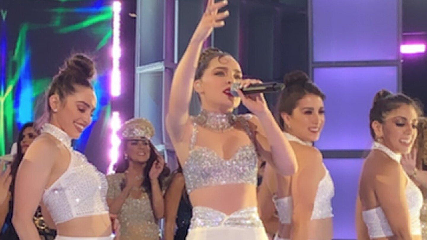 Belinda toma con humor la falla en su micrófono en “Los Premios de la Radio”