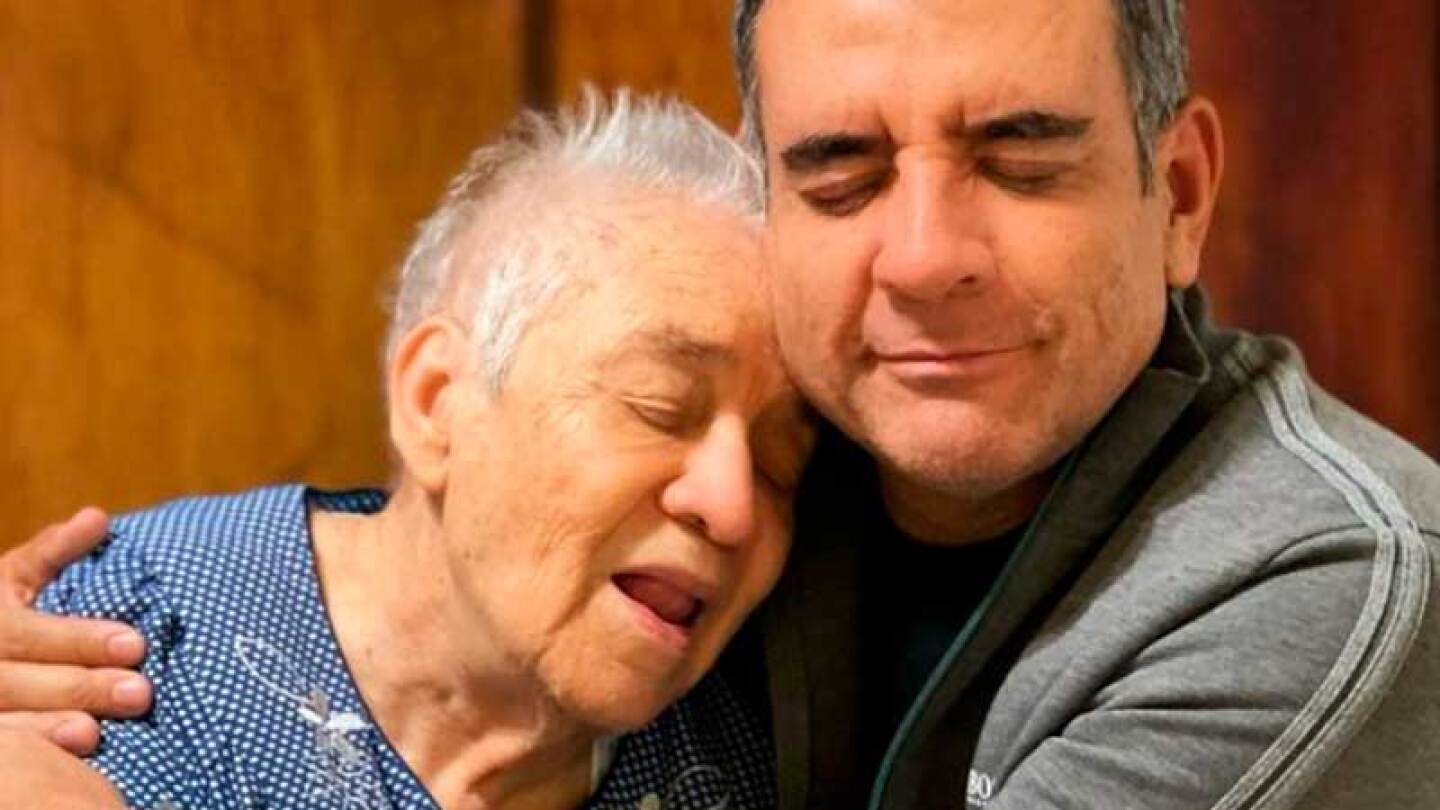 Héctor Sandarti publica emotiva foto junto a su madre, quien tiene demencia senil