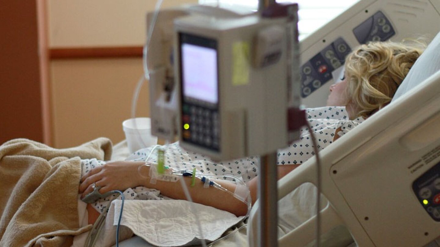 Llegó al hospital con intenso dolor de estómago y salió con tremendo regalito