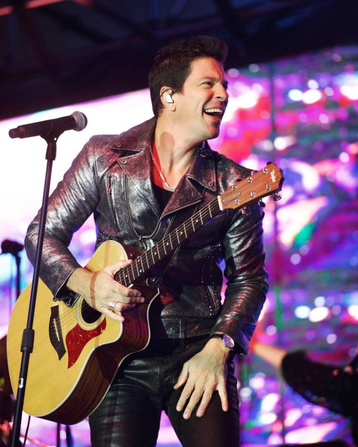 Yahir cantando y tocando la guitarra