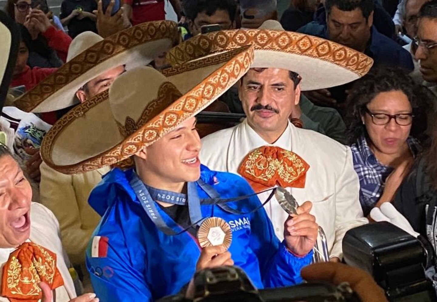 Osmar Olivera, clavadista, medallista olímpico 2024, en su llegada a la CDMX