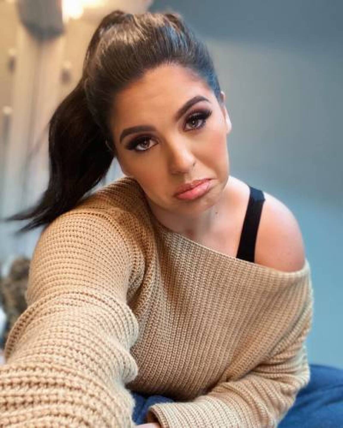 Curvy Zelma triste por sus calificaciones