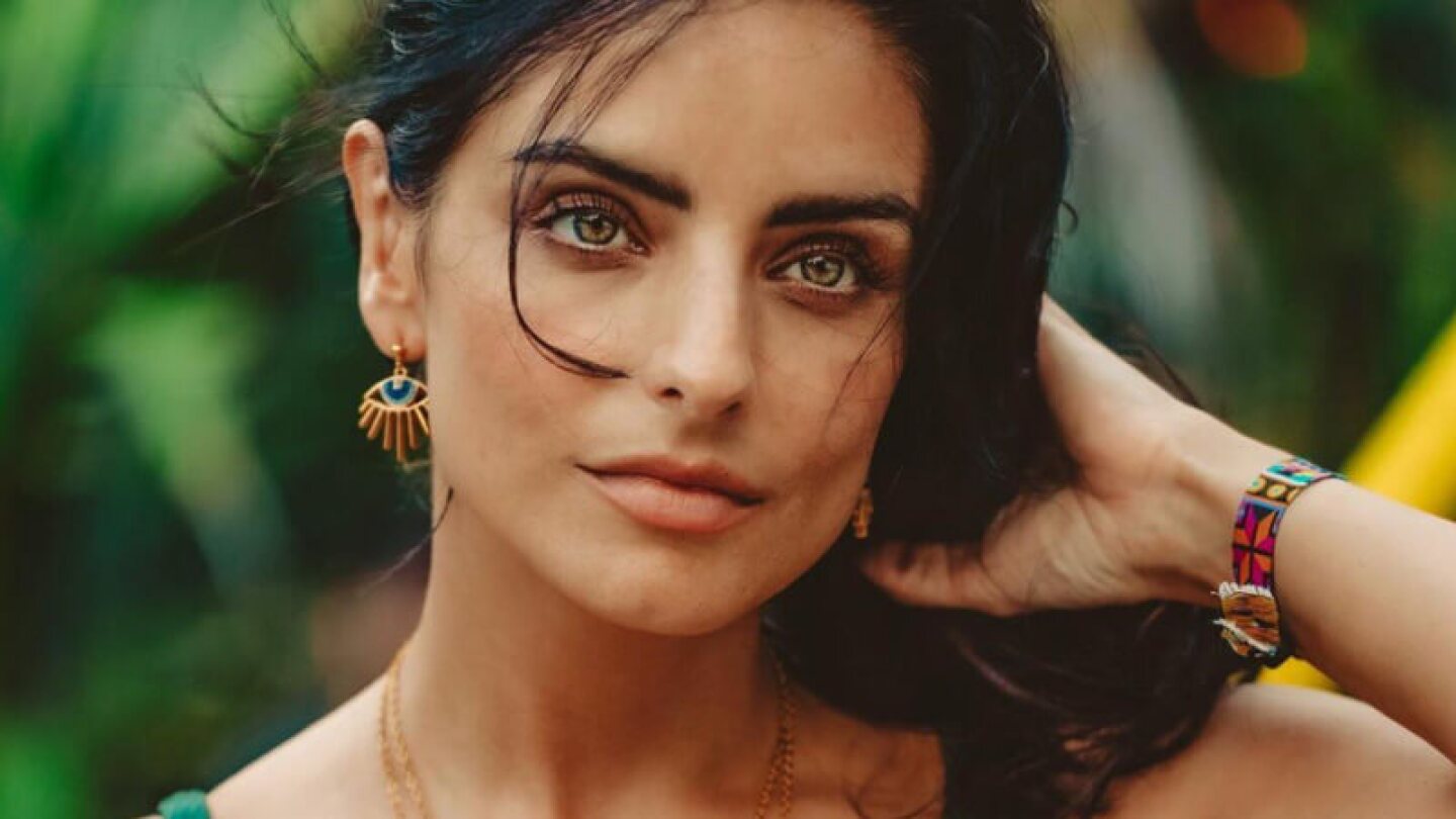 Aislinn Derbez se va de cita con un misterioso hombre