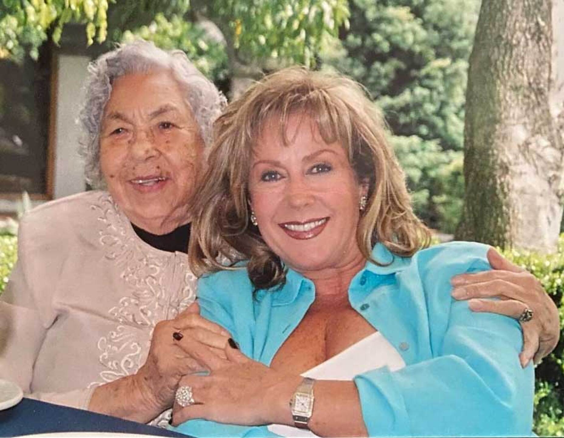 Laura Zapata es la responsable de cuidar de su abuela