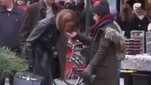 Jennifer Lopez es tachada de "grosera", tras escupir un chicle usado en la mano de su asistente