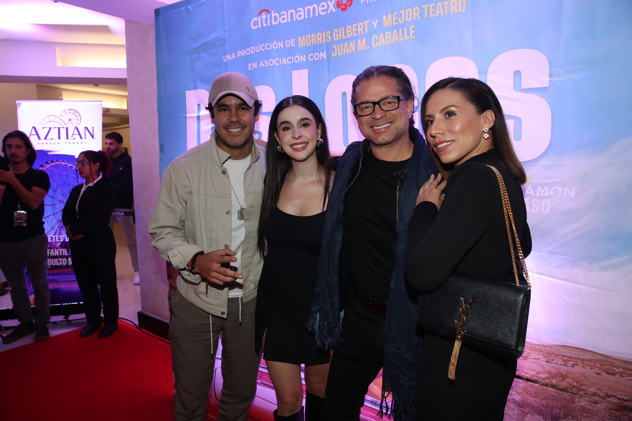 Lalo Capetillo y Ana Paula Capetillo en la alfombra roja de Dos locas de remate con Biby Gaitán y Dalilah Polanco