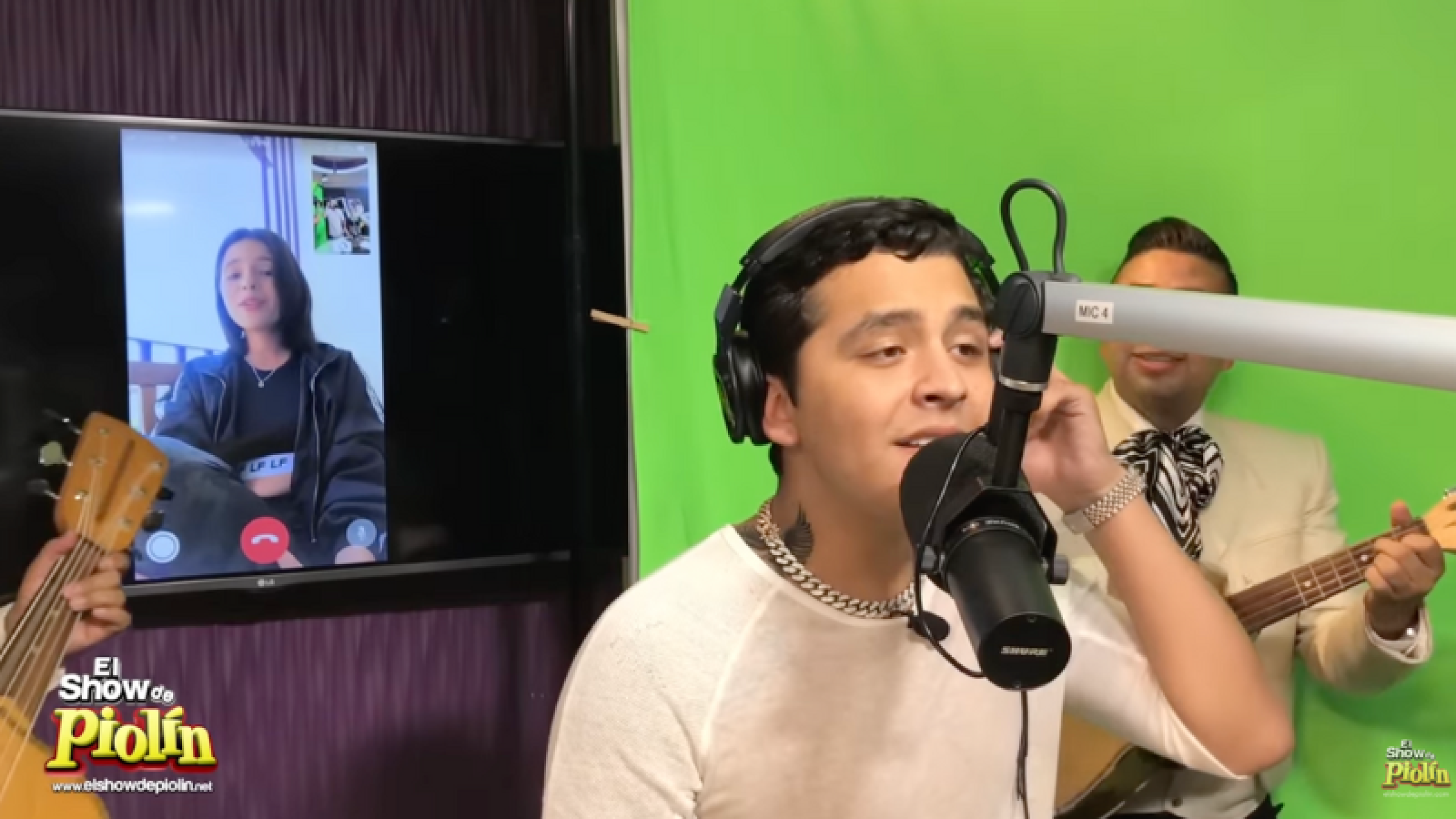 Christian Nodal le canta serenata a Ángela Aguilar
