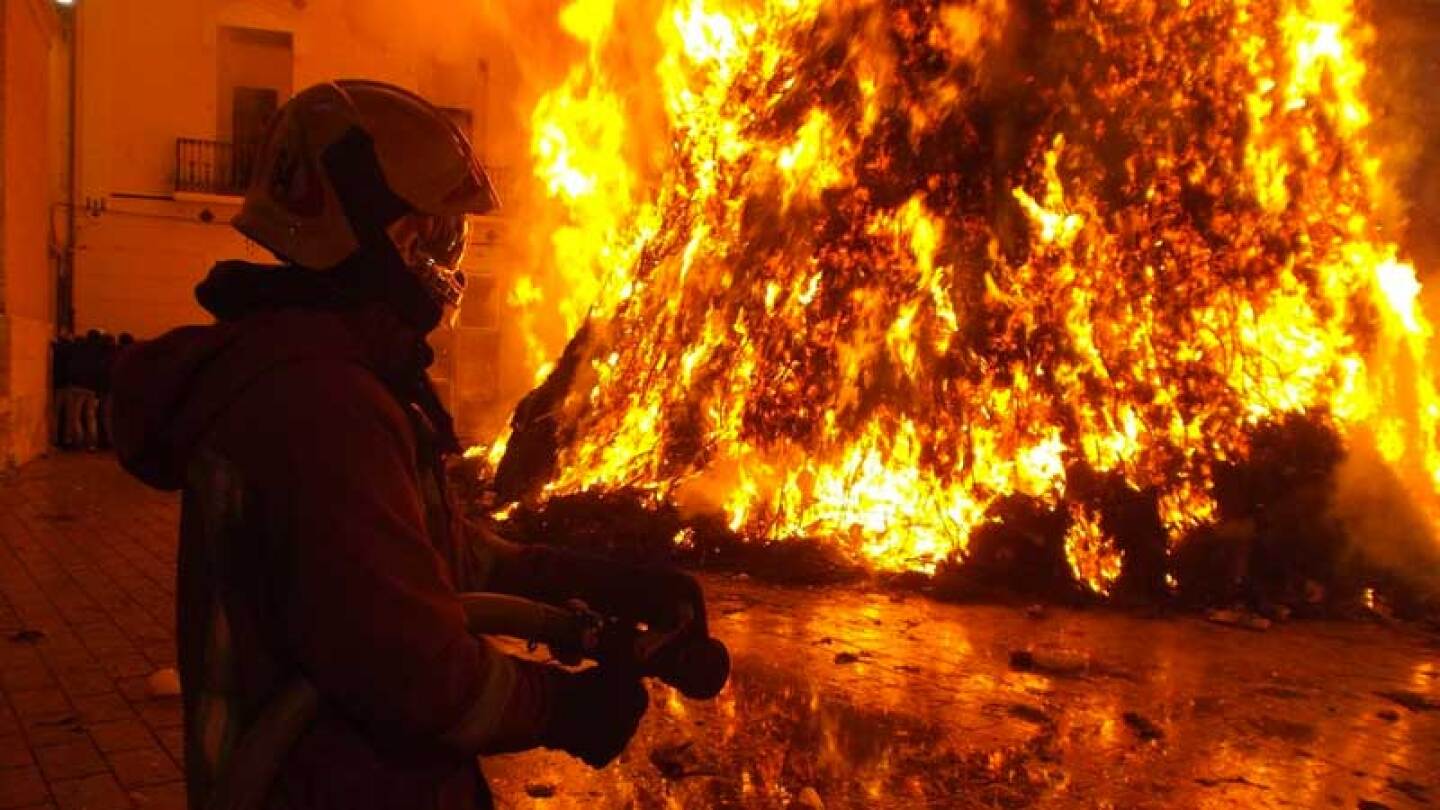 Tras enojarse con su novia, hombre incendia su casa para morir entre las llamas