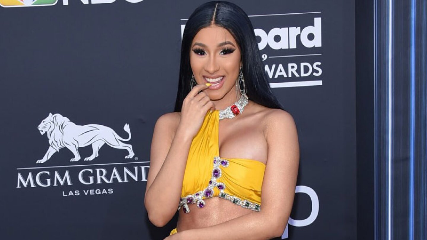 Cardi B hace una grotesca toma de su trasero en tanga y mallas de red.