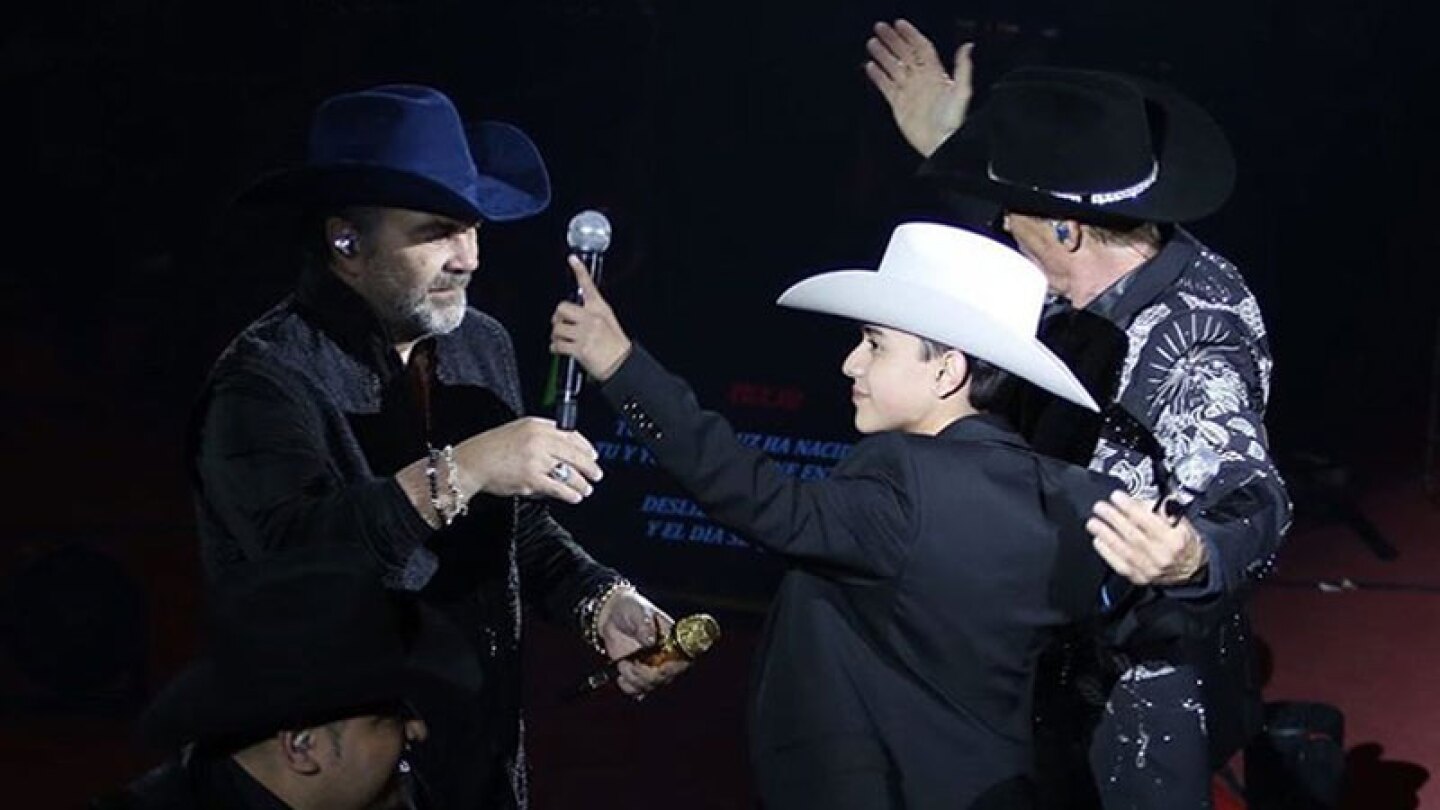 El joven que prestó su voz a 'Miguel' de la película 'Coco' fue invitado a cantar junto a Emmanuel y Mijares.