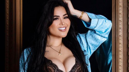 Gomita en pose con una mano en la cabeza