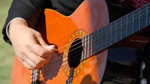 El músico intentó golpear al esposo de su infiel novia.