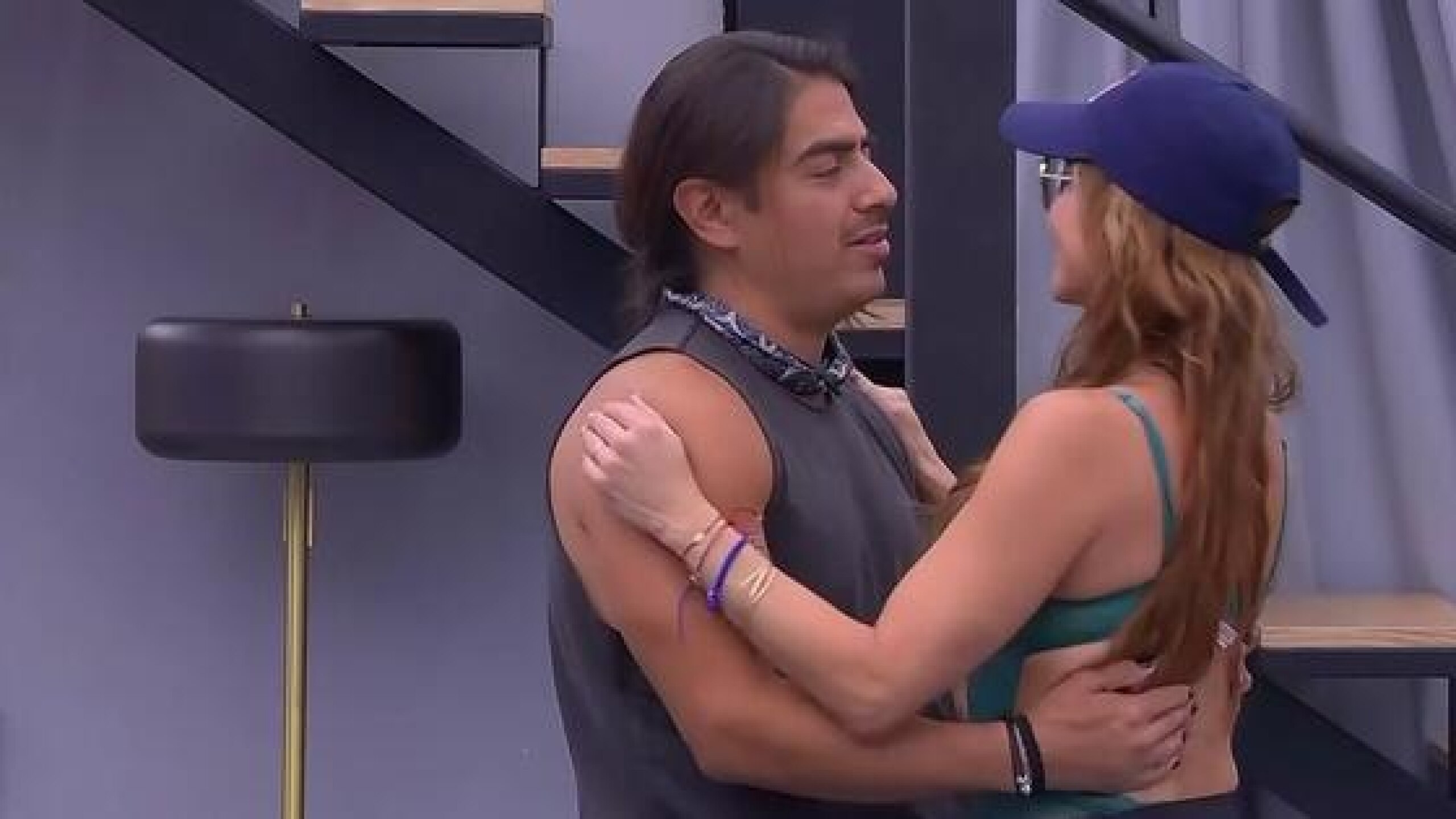 Aylín Mujica y Rey Grupero coquetean en 'La Casa de los Famosos'