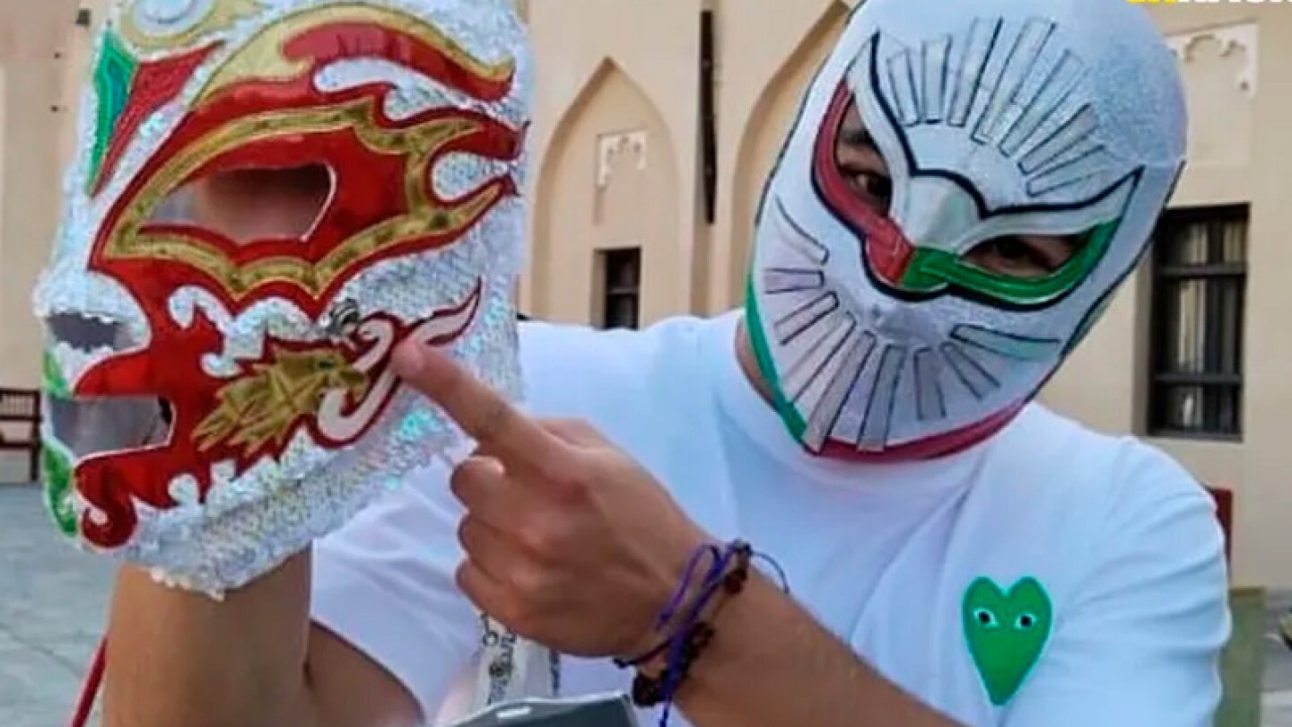 Qatar 2022: Mexicano se las ingenia y vende máscaras de luchadores para solventar sus gastos