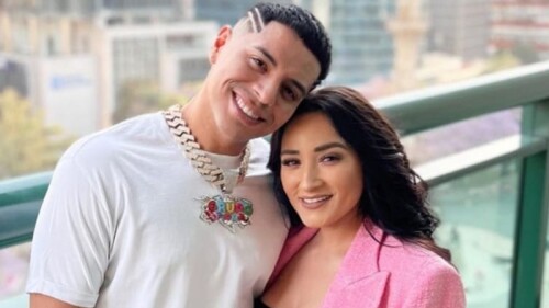 Eduin Caz es consentido por su esposa tras ser hospitalizado