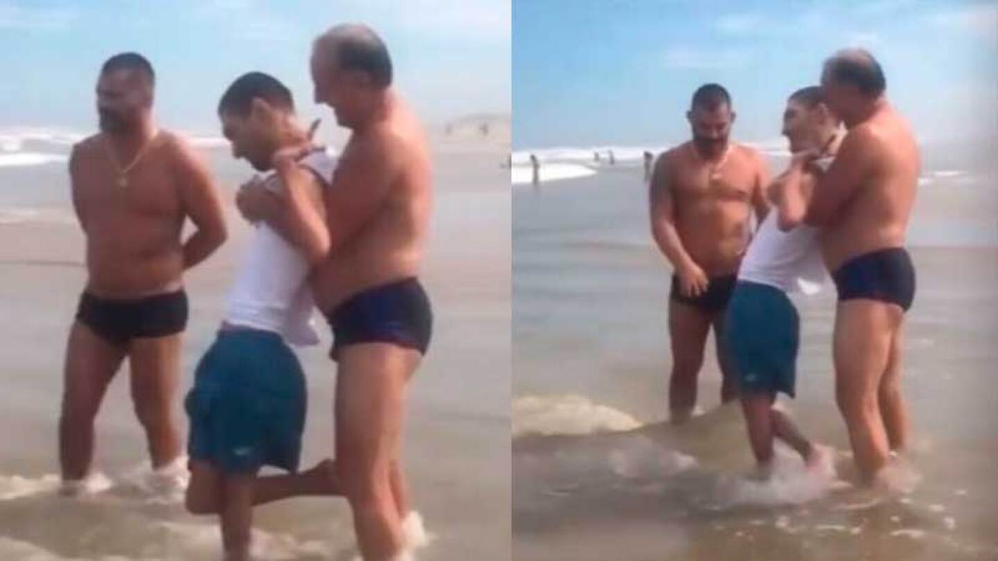 Padre lleva a su hijo a que conozca el mar