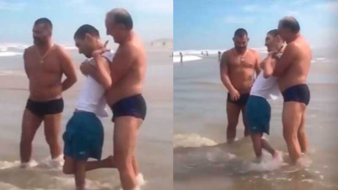 Padre lleva a su hijo a que conozca el mar 