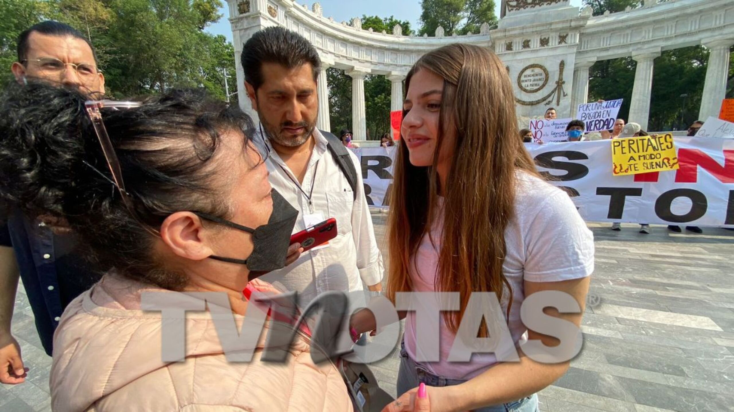 Daniela Parra en marcha a favor de Héctor N en hemiciclo a Juárez