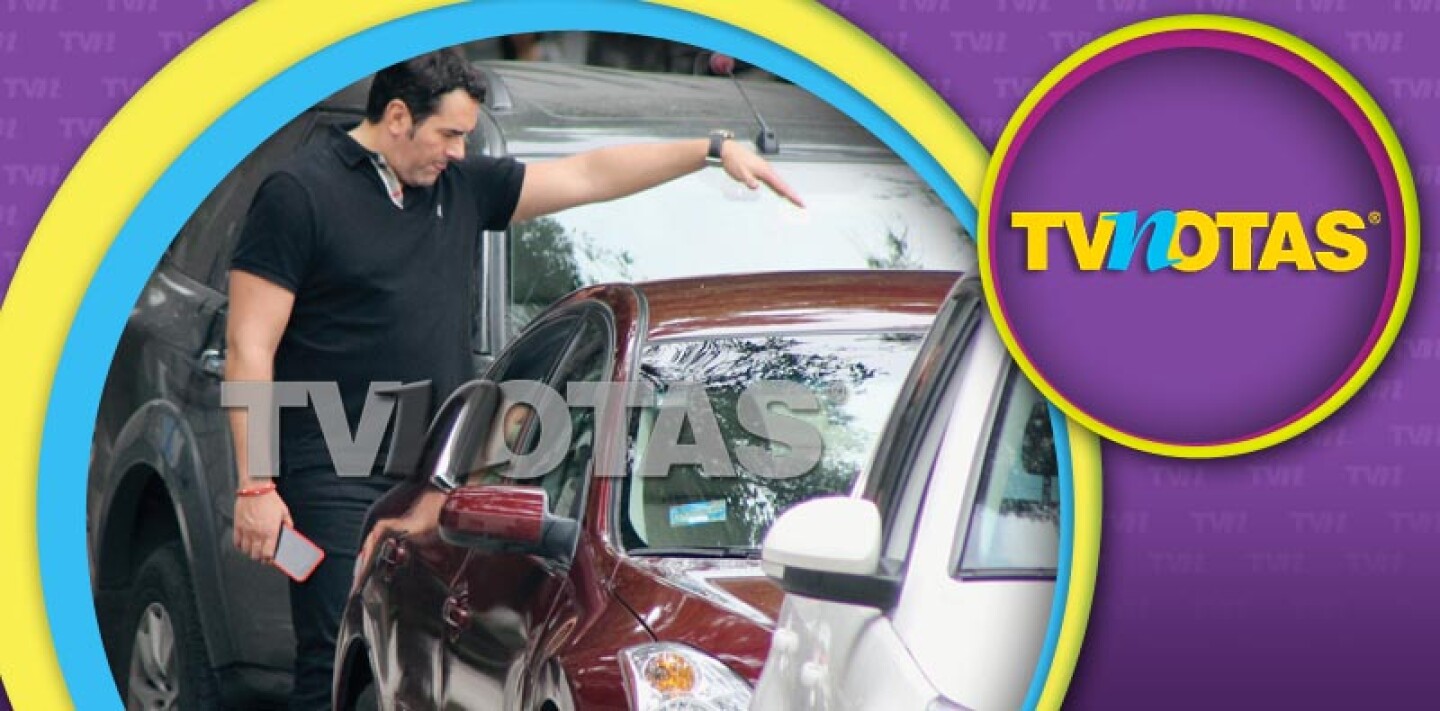 Eduardo Santamarina daba instrucciones a sus amigos.