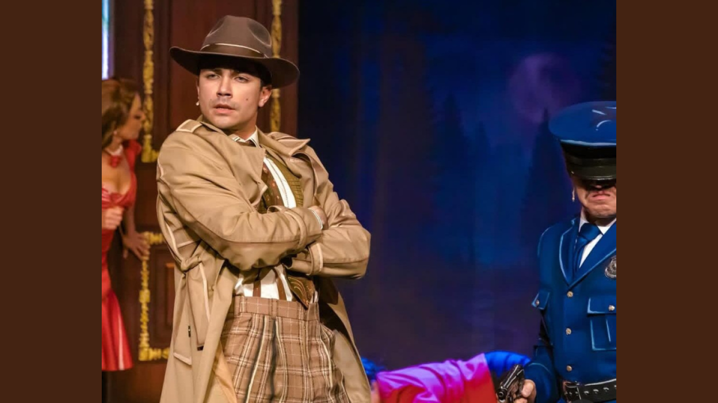 Sian Chiong en la obra de teatro Clue, juego de la sospecha