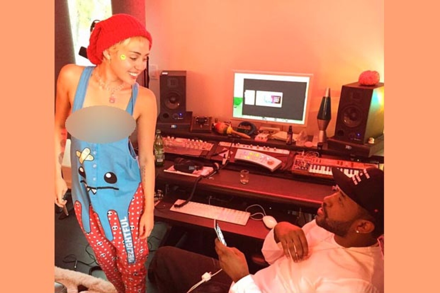 Miley Cyruz se divierte de una manera muy peculiar en el estudio de grabación.