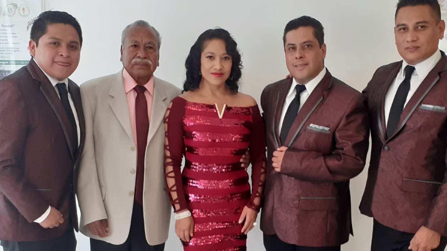 La agrupación está de manteles largos.