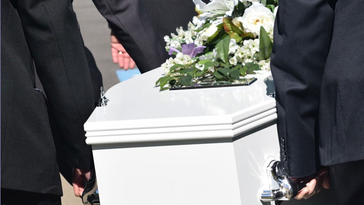 Como si se tratara de una mala broma de la vida, difunto es víctima de robo.