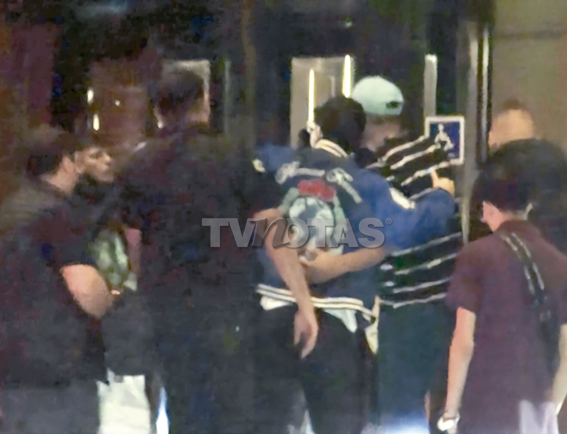 Xavi conviviendo con fans