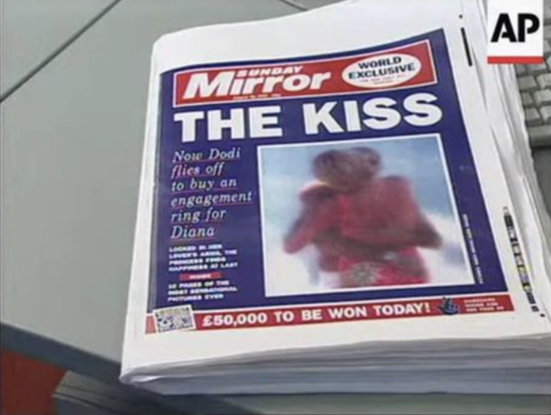 Beso Lady Di y Dodi Al-Fayed novio paparazzi