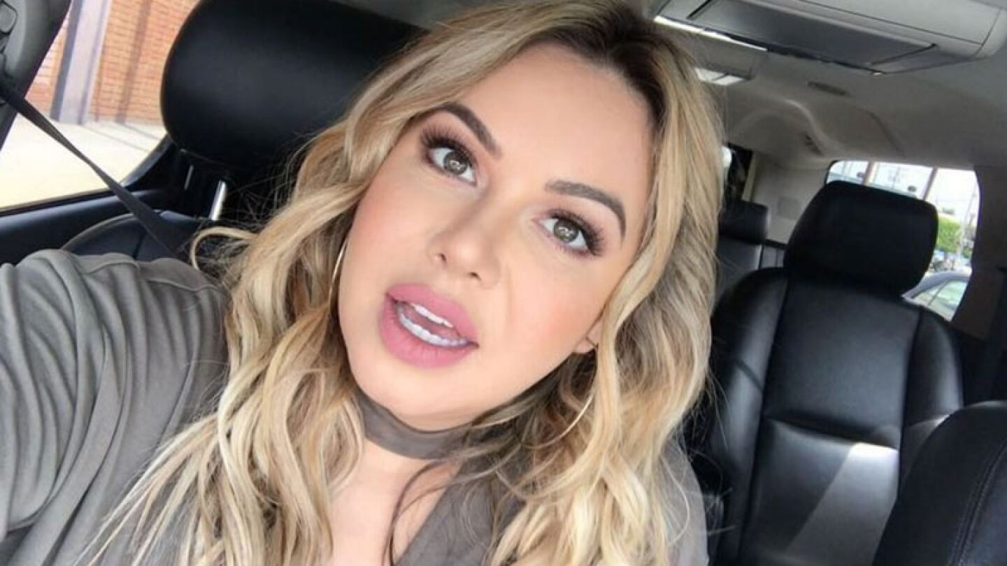 Retan a Chiquis a cantar en vivo, ella responde nerviosa ante el desafío.