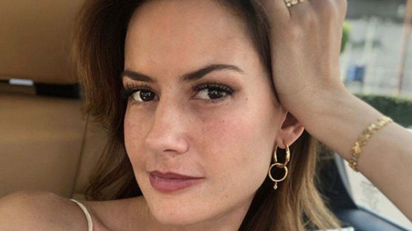 Altair Jarabo celebra 2 millones de seguidores en IG y se destapa con escote hasta el ombligo