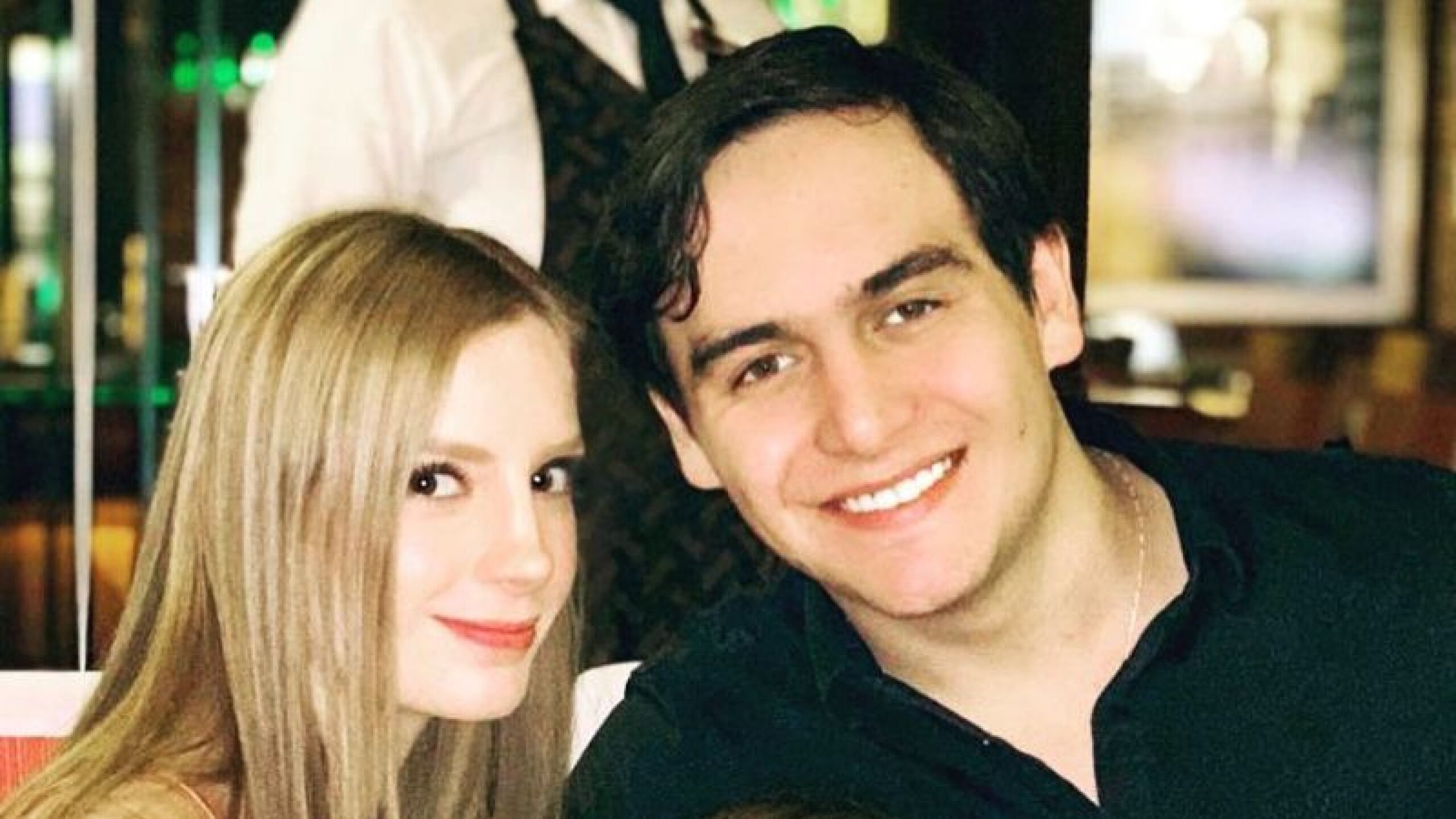 Imelda Tuñon y Julián Figuera en un restaurante jpg