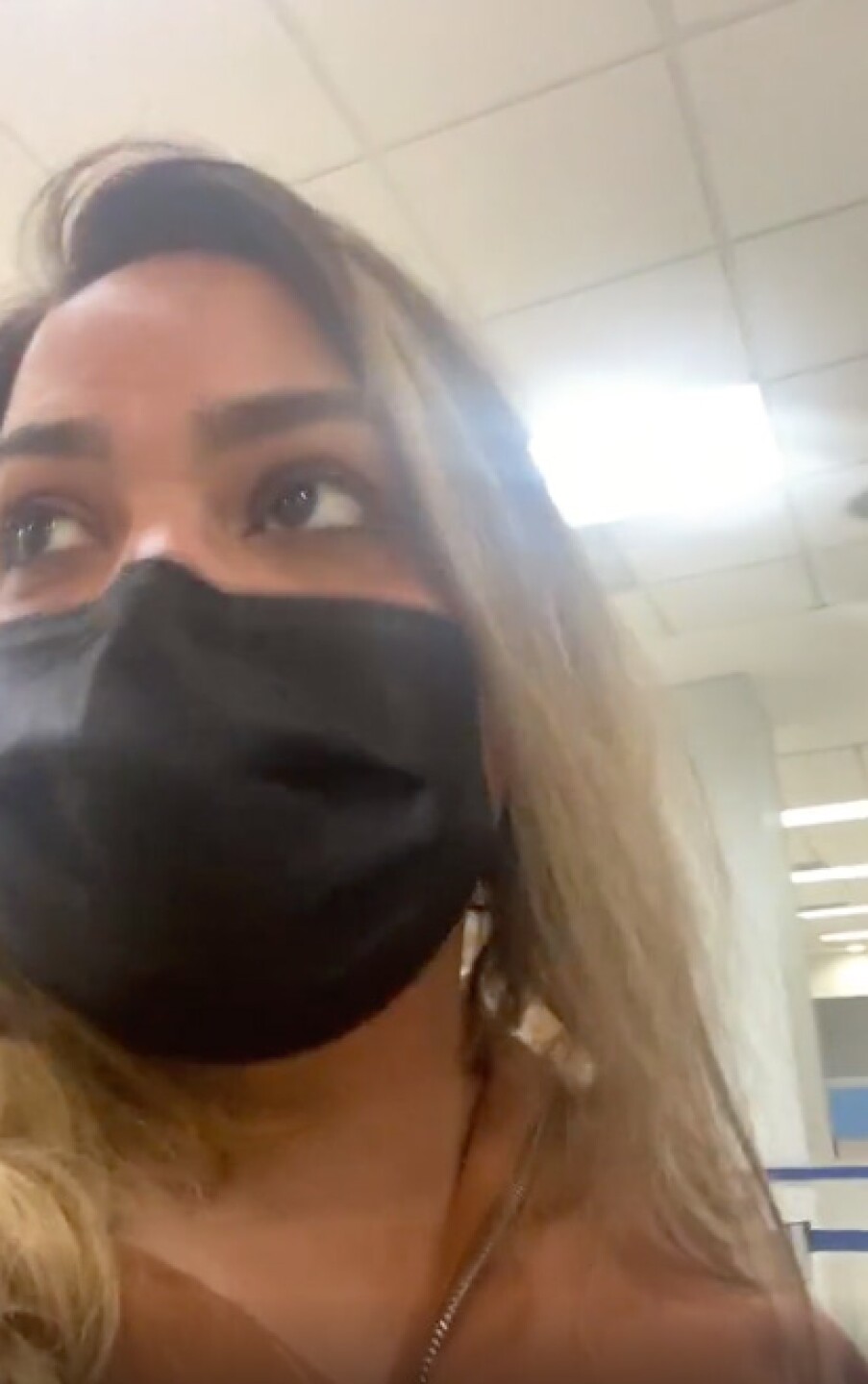Mayeli Alonso se molestó por el mal trato de una empleada de la aerolínea