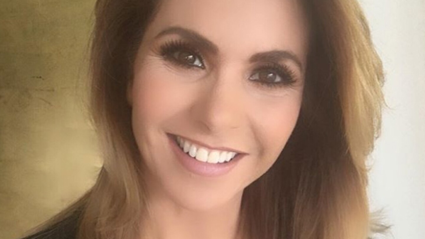 Lucero hace reto viral de la escoba mientras baila y canta ‘Electricidad’