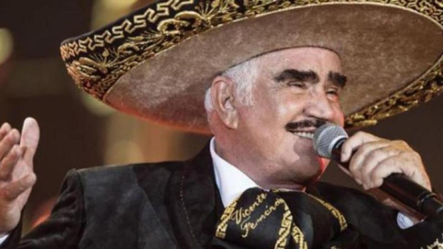 Restos de Vicente Fernández recorrieron por última vez su rancho, entre aplausos y lágrimas.