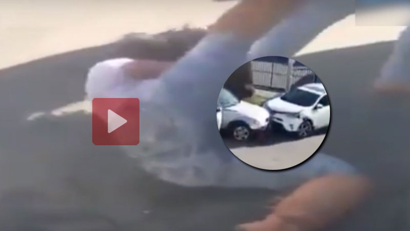 Mujeres se pelean hasta con el carro.