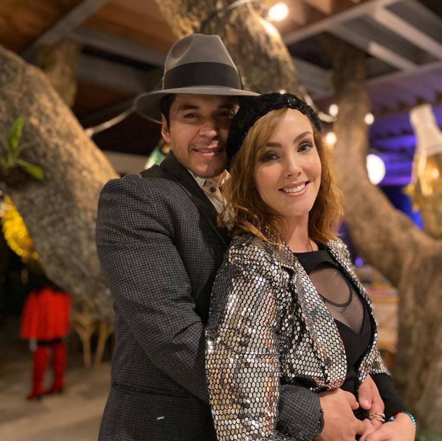 Fran Meric y Raúl Sandoval disfrazados posando para redes sociales