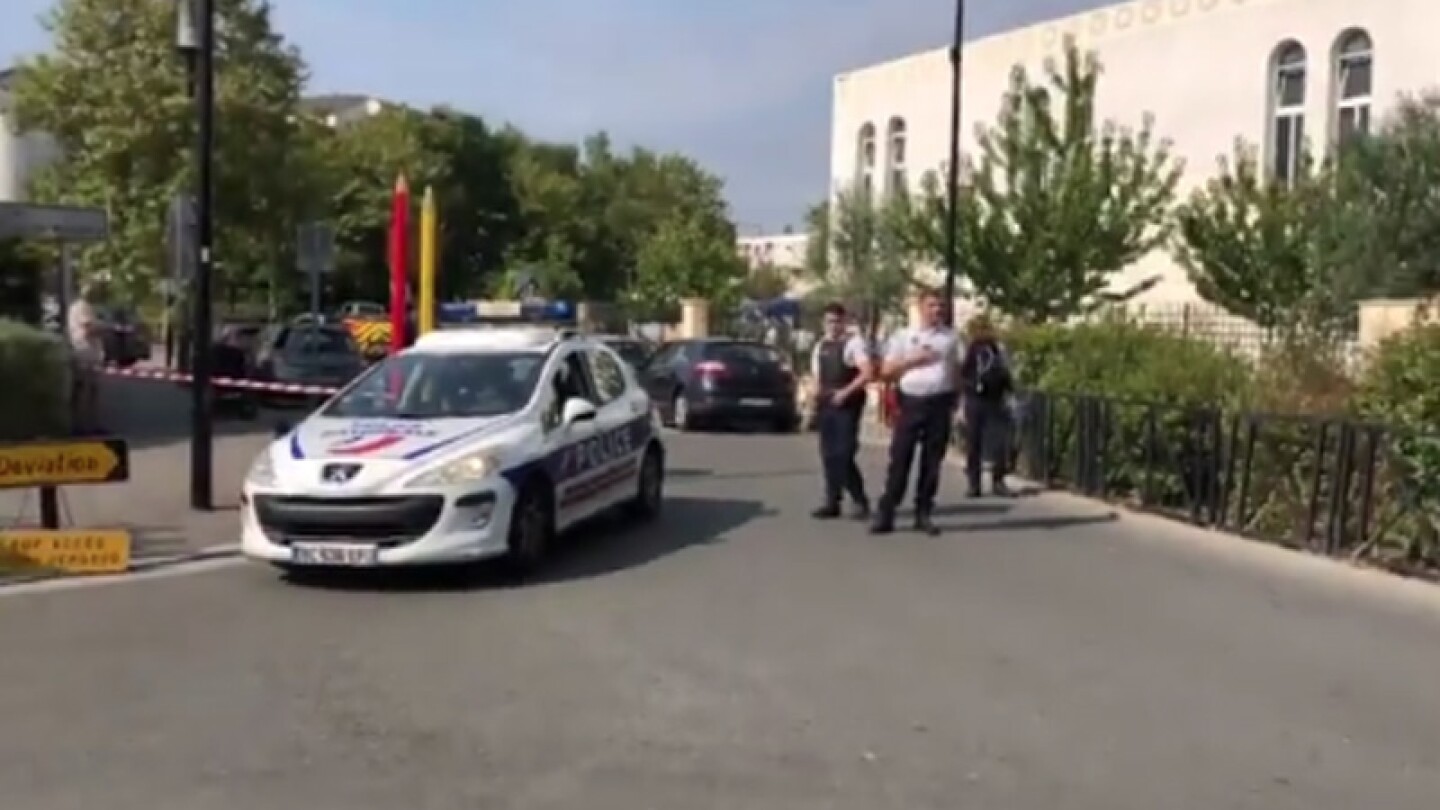 De acuerdo con los primeros reportes el agresor fue abatido por las autoridades.