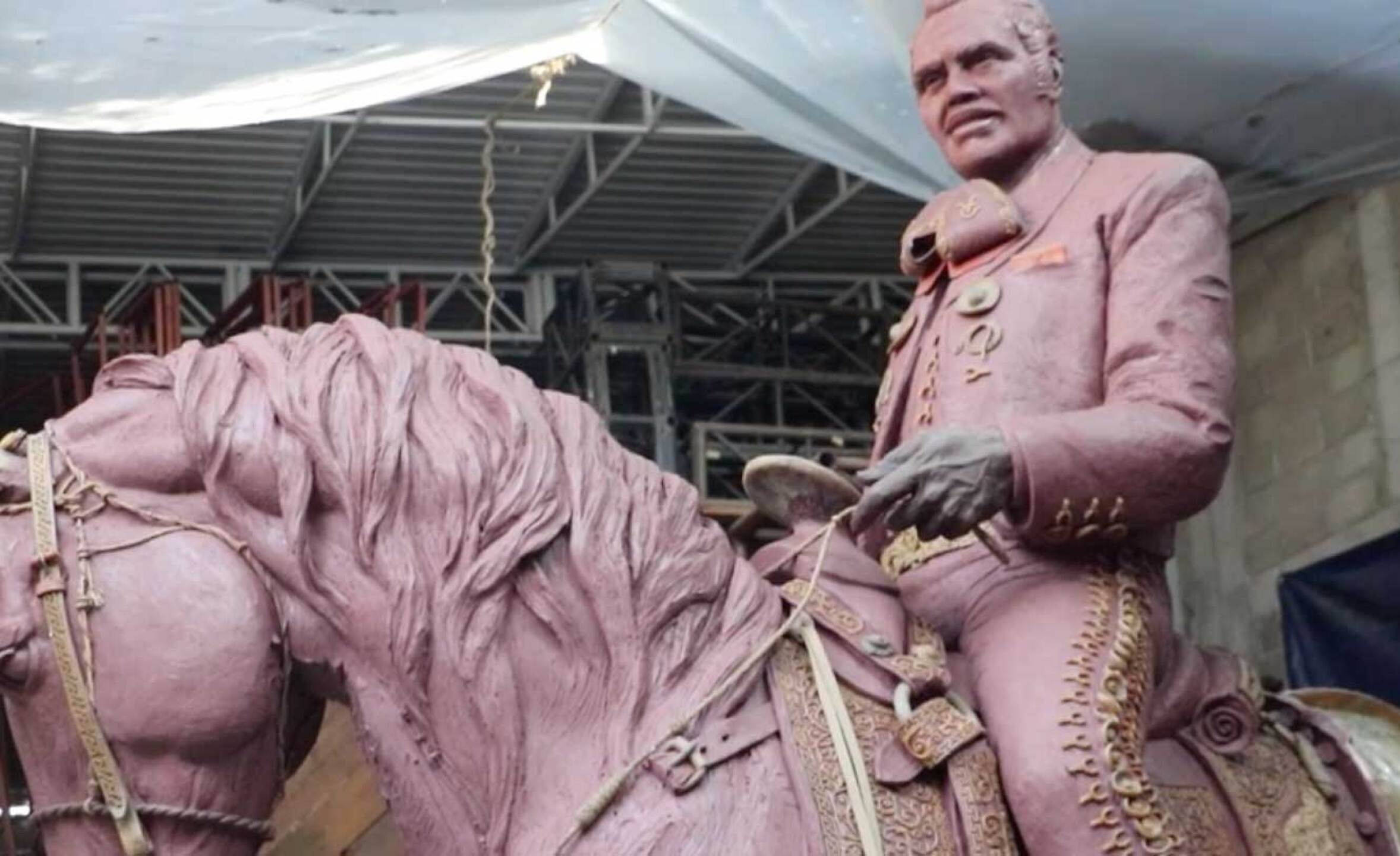 Vicente Fernández mandó a hacer una escultura de él en su rancho