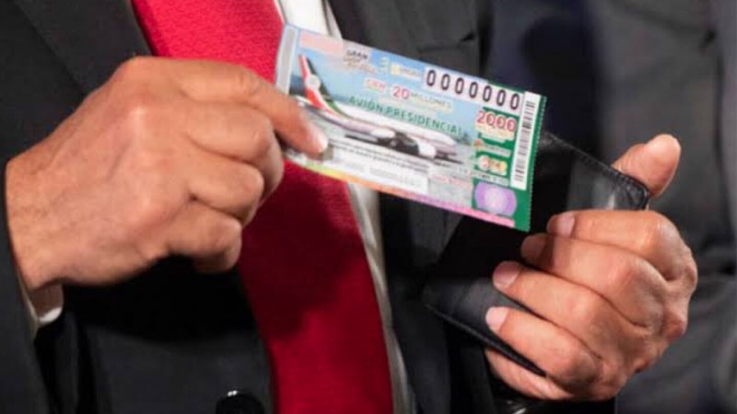 Ciro Gómez Leyva mostró dos boletos de la rifa ayer por la noche