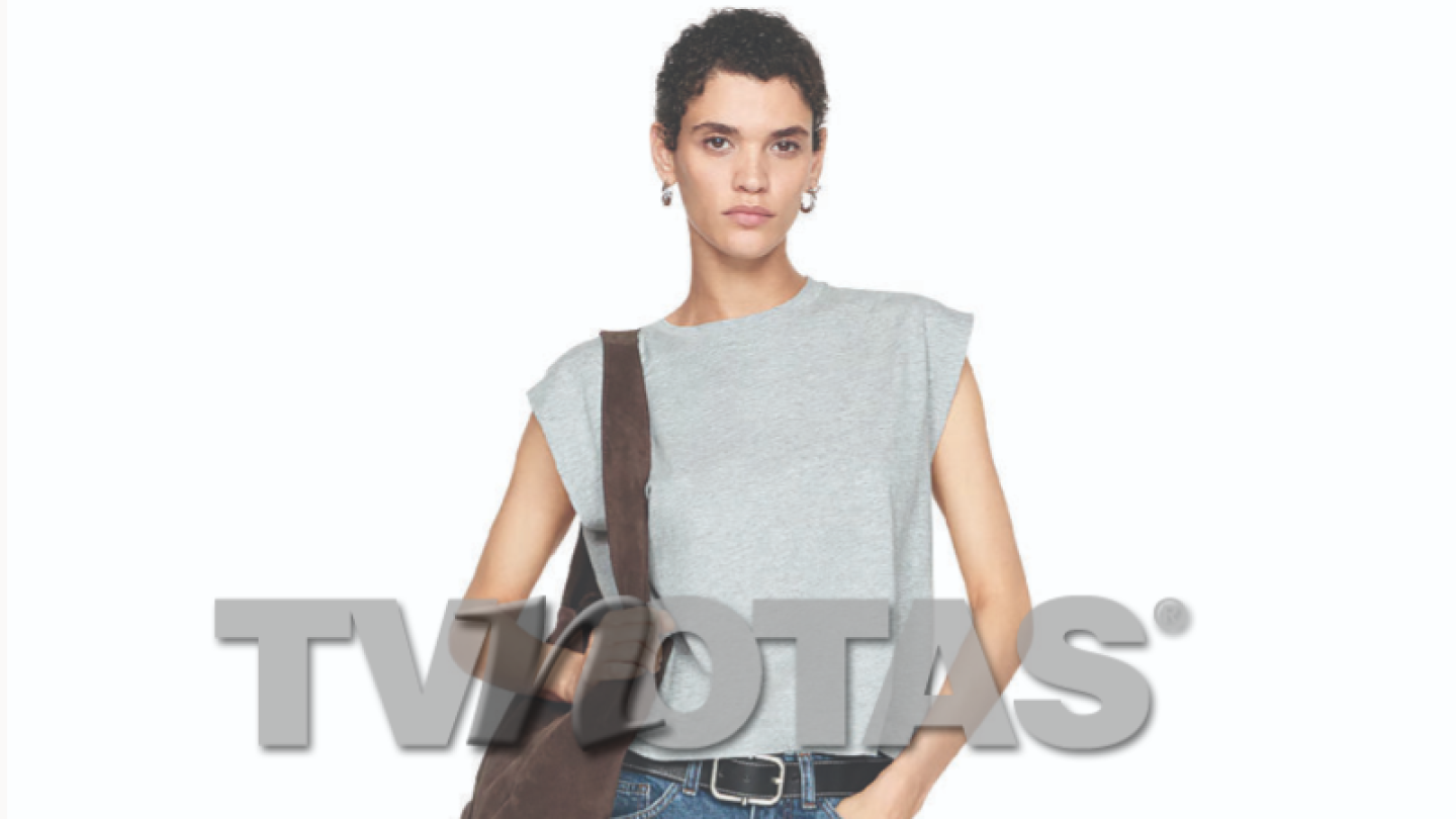 Mujer con playera gris y bolsa al hombro