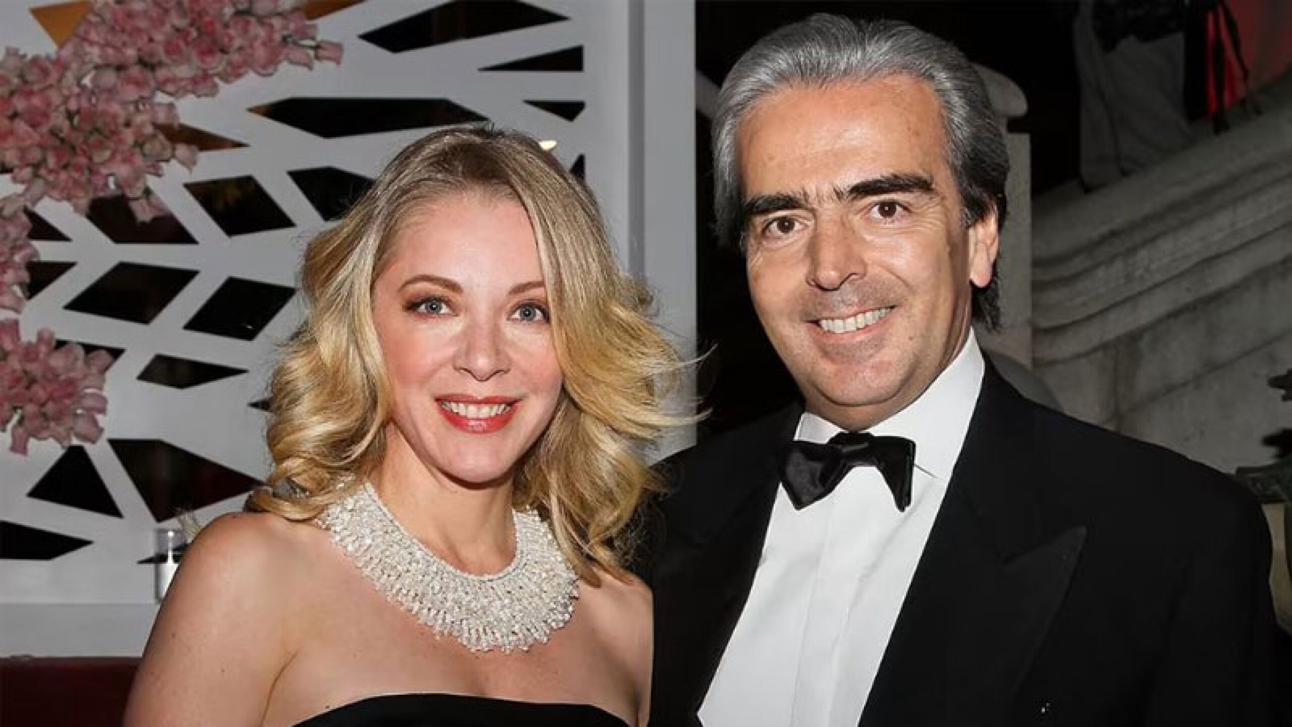 Lorenzo Lazo y Edith González sonrientes elegantes