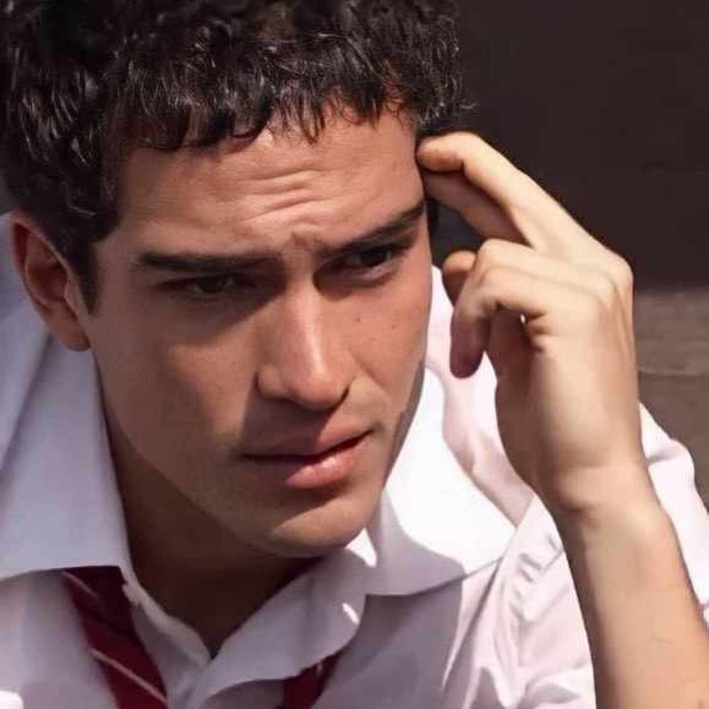 Alfonso Herrera anuncia su regreso a Televisa