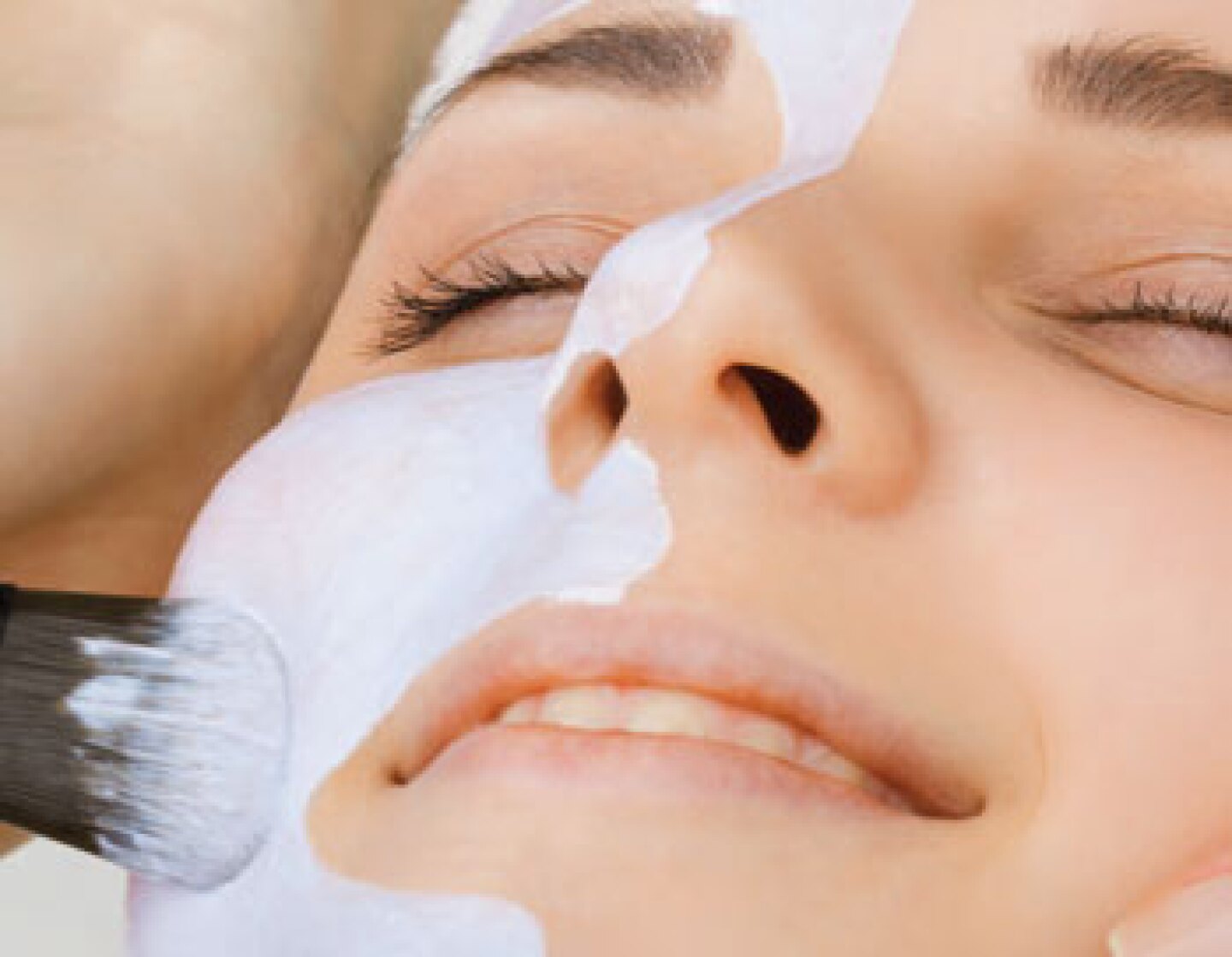 ¿Cómo exfoliar tu cara con delicadeza?