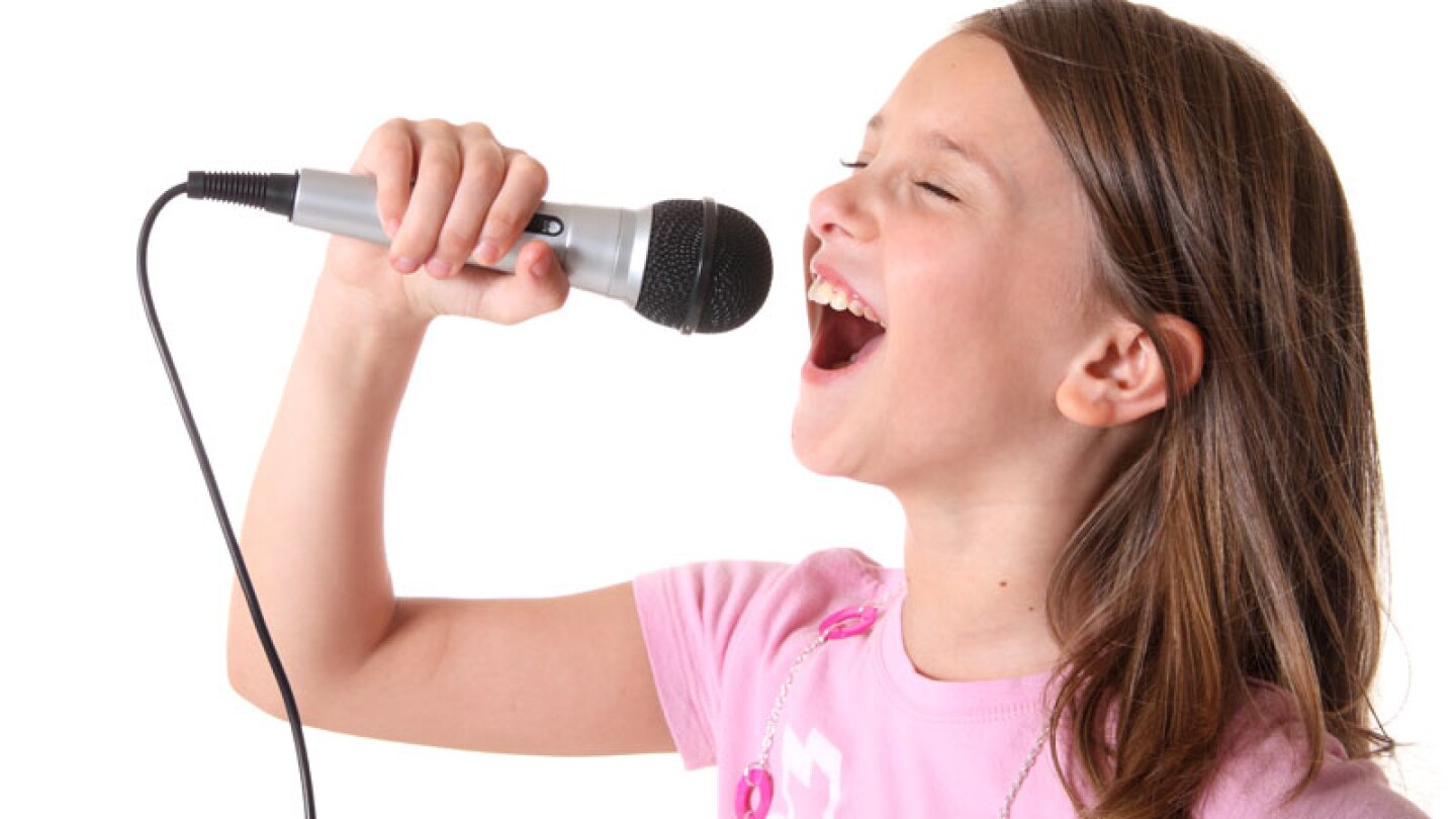 Niña canta mejor que Sia en centro comercial
