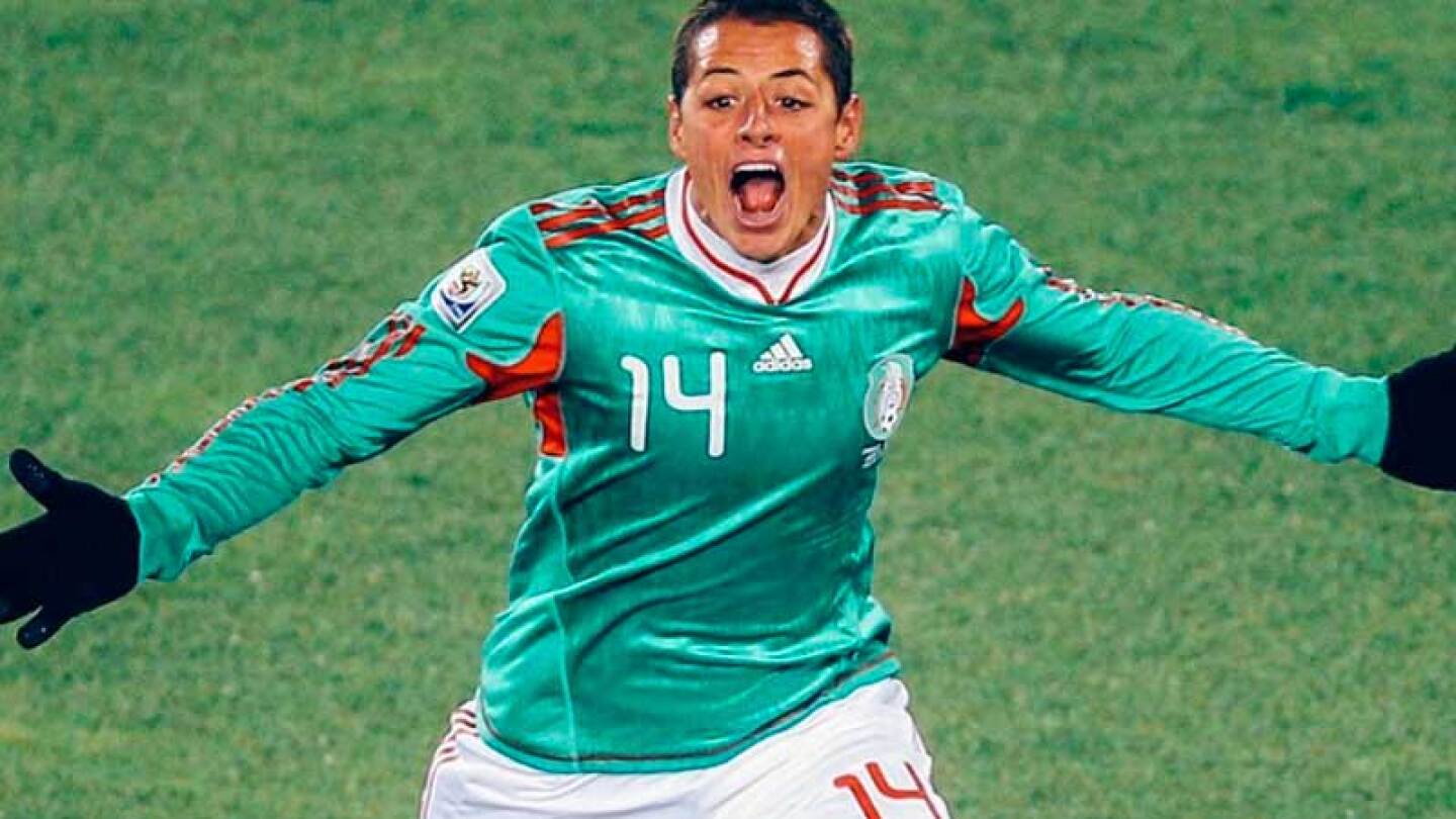 Chicharito Hernández rechazó firmar bandera de México y la tira